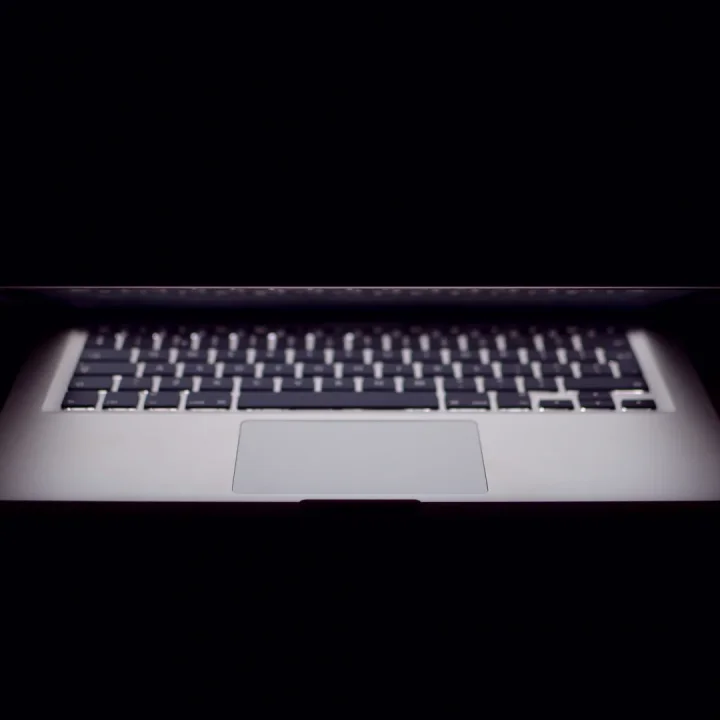 Karanlıkta yarı kapalı laptop